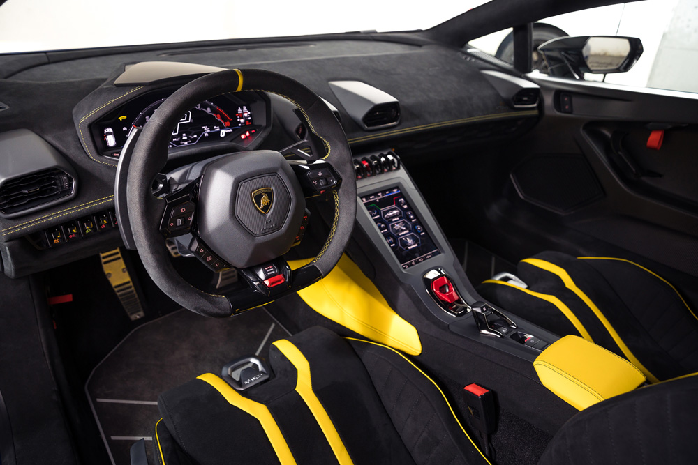 Lamborghini Huracan STO interior